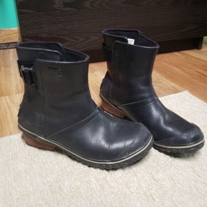Women's short Sorel leather boots